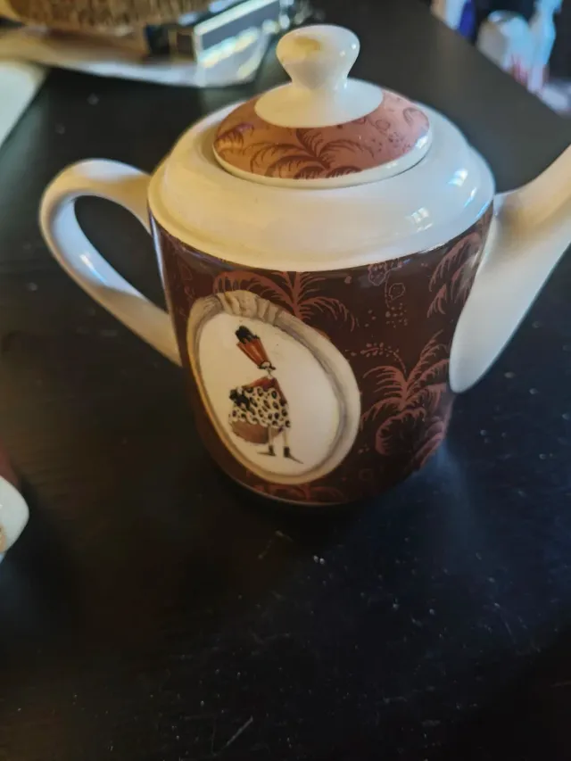 Set teiera e tazze in ceramica