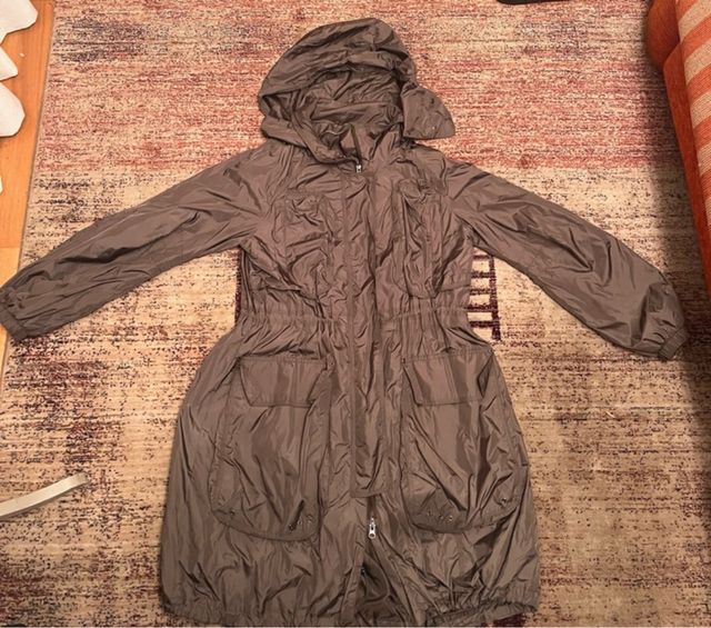 Chaqueta Zara impermeable verde militar Talla L