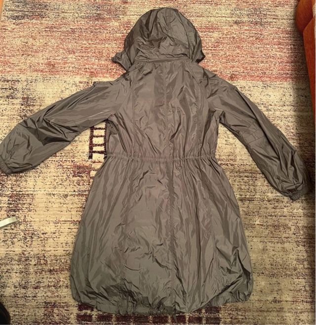 Chaqueta Zara impermeable verde militar Talla L