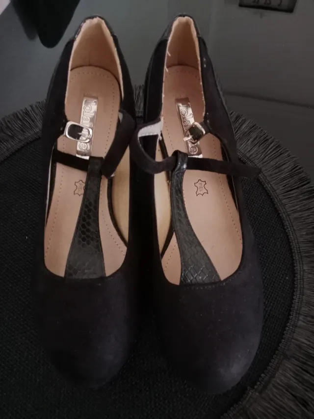 Zapatos negros de piel LolaBlu con tacón