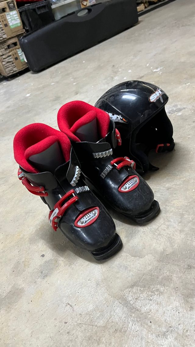 Botas y casco de esquí para niños