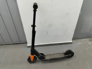 Patinete.Negro Naranja