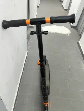 Patinete.Negro Naranja