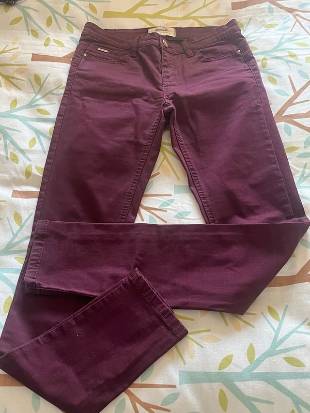 Pantalón pitillo Stradivarius burdeos