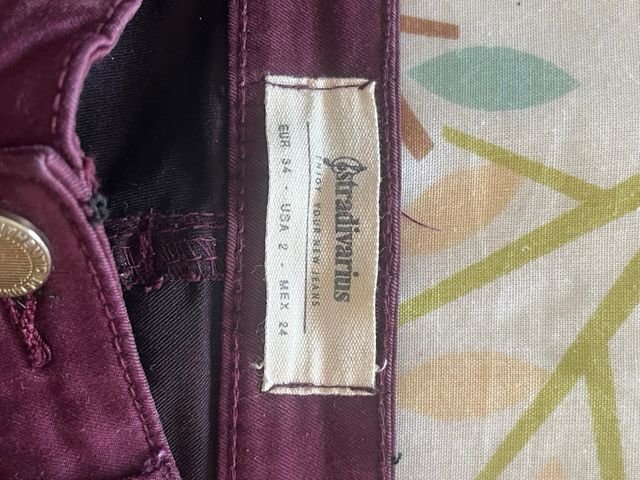 Pantalón pitillo Stradivarius burdeos