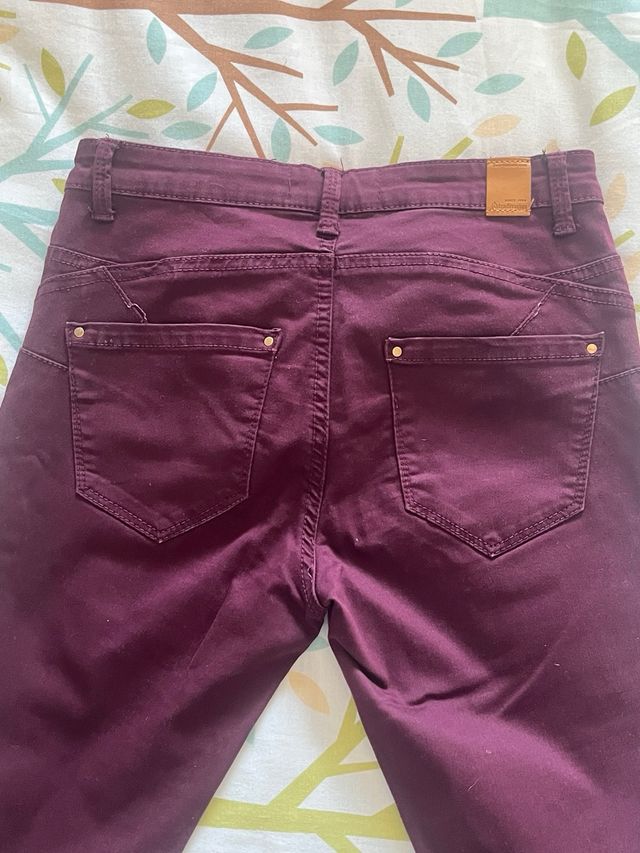 Pantalón pitillo Stradivarius burdeos