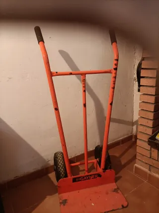 Carretilla de carga naranja