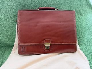 Cartera de mano de piel marrón