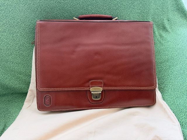 Cartera de mano de piel marrón