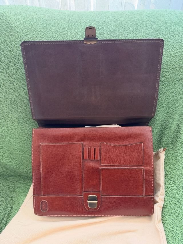 Cartera de mano de piel marrón