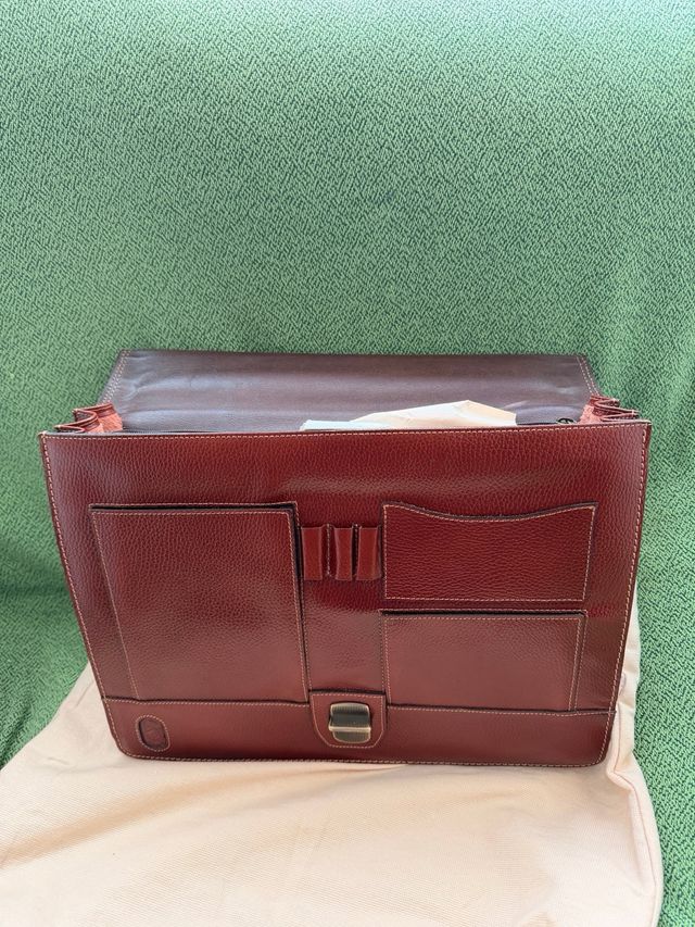 Cartera de mano de piel marrón