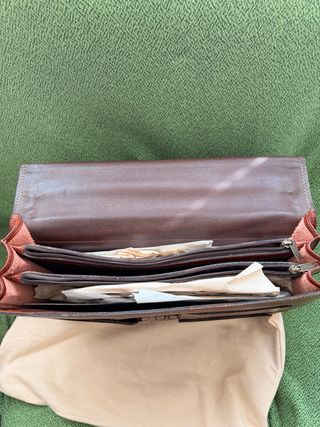 Cartera de mano de piel marrón