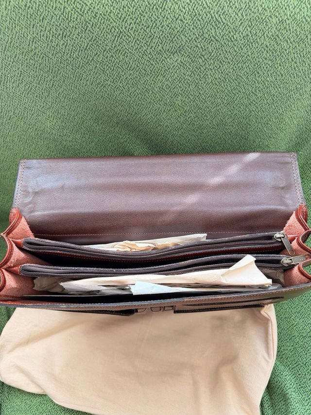 Cartera de mano de piel marrón