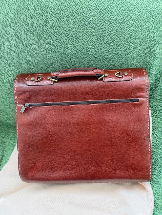 Cartera de mano de piel marrón