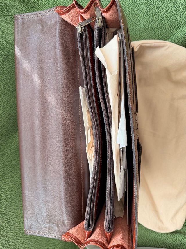 Cartera de mano de piel marrón