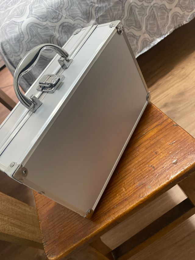 Cajita metálica plateada con asa