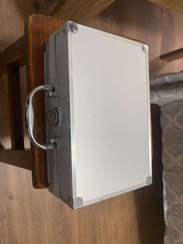 Cajita metálica plateada con asa