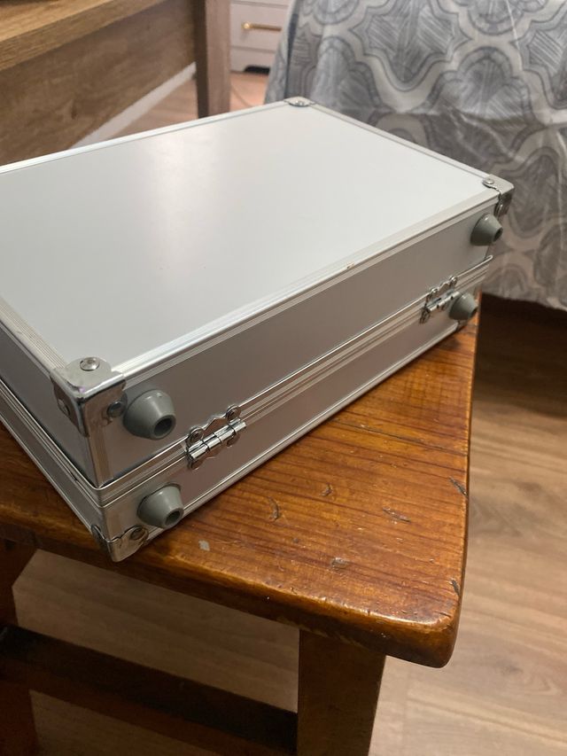 Cajita metálica plateada con asa