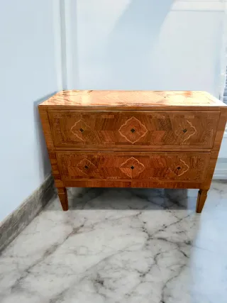 Comoncino in legno con intarsi