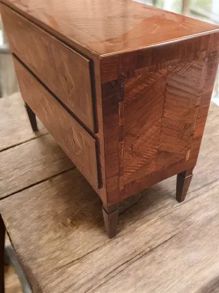 Comoncino in legno con intarsi