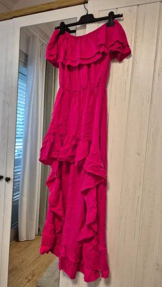 Vestido rosa con volantes.