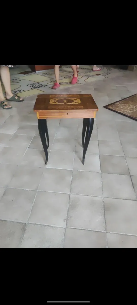 Tavolino in legno con intarsio