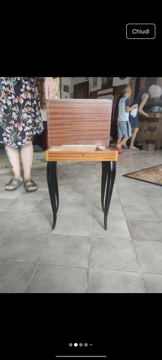 Tavolino in legno con intarsio