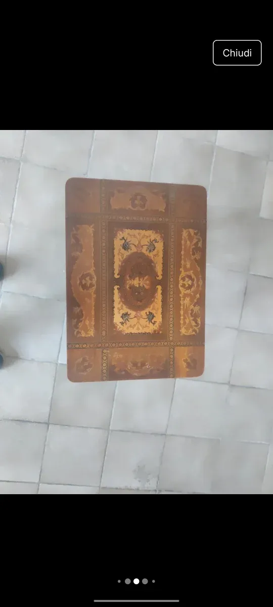 Tavolino in legno con intarsio