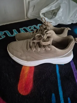 Zapatillas deportivas beige y blancas