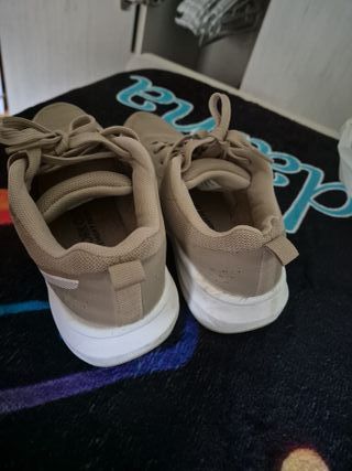Zapatillas deportivas beige y blancas