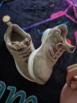 Zapatillas deportivas beige y blancas