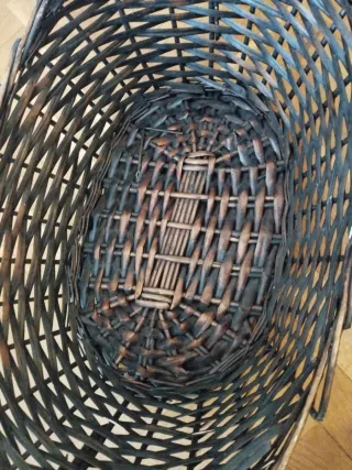 Cesta de mimbre marrón con asa