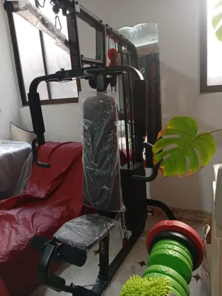 Máquina de gimnasio multifunción marca decathlon.