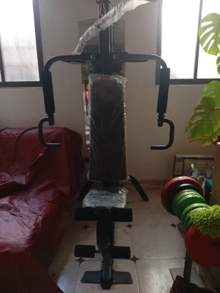 Máquina de gimnasio multifunción marca decathlon.