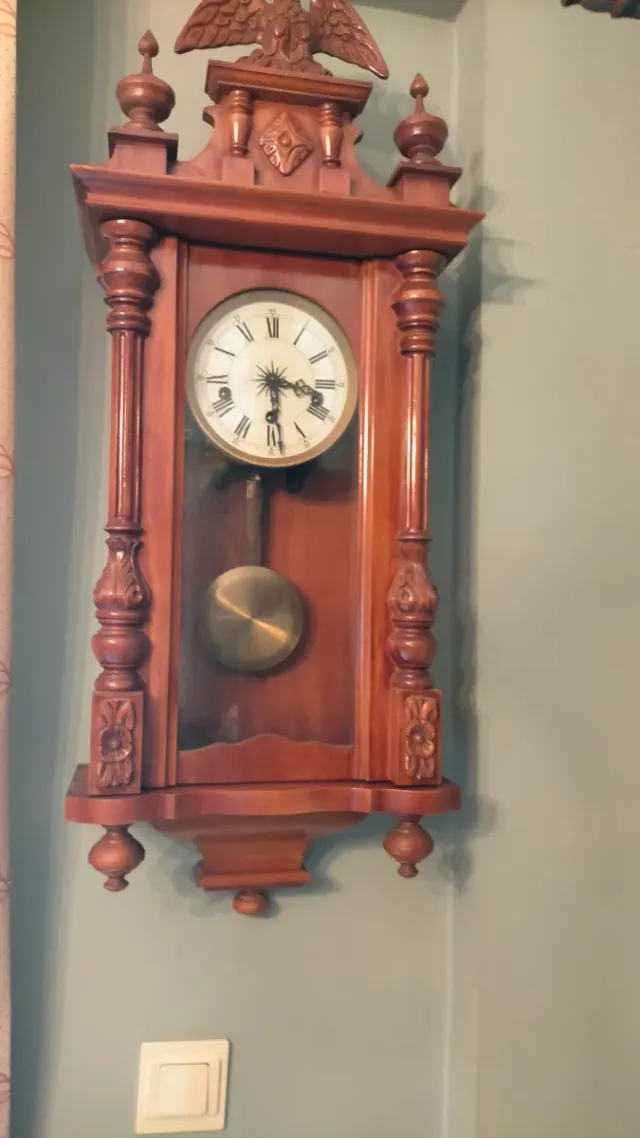 Reloj de pared antiguo con péndulo