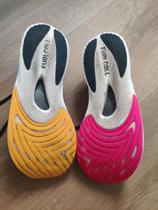 New Balance FuelCell RC Elite v2 Tamanho 40
