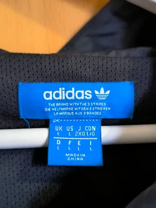 Chaqueta impermeable Adidas negra multicolor