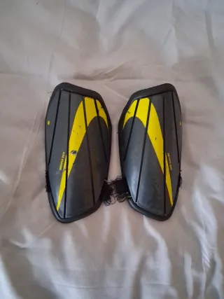 Espinilleras Nike Fútbol Negras y Amarillas