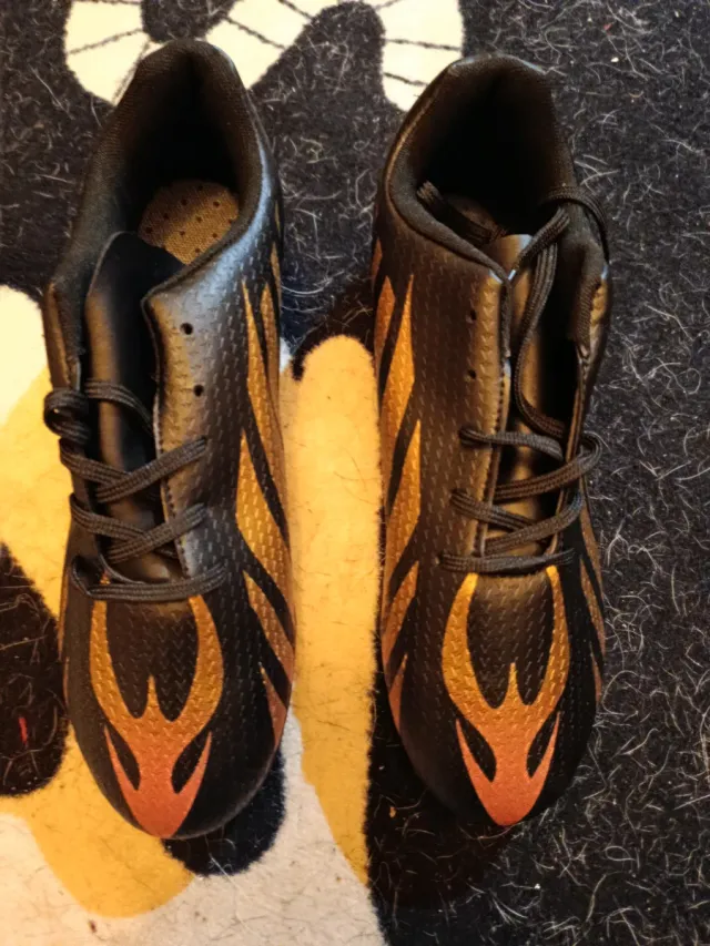 Botas de fútbol negras y doradas
