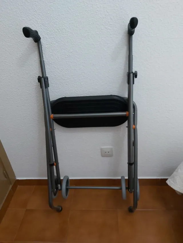 Andador con asiento y ruedas