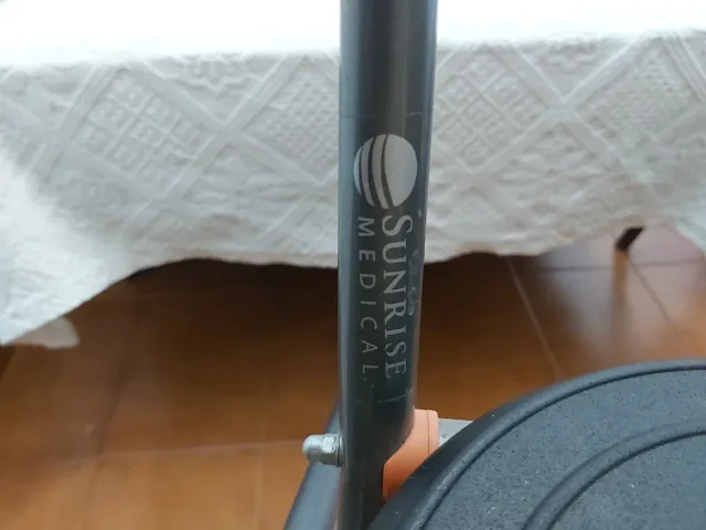 Andador con asiento y ruedas