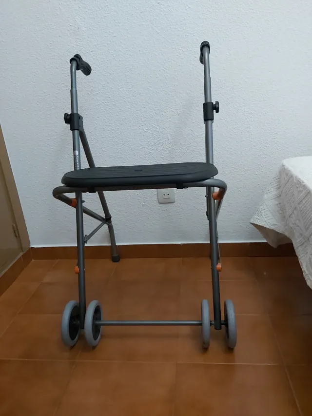 Andador con asiento y ruedas