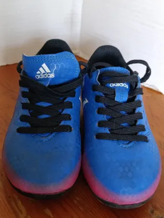 BOTAS DE FUTBOL / DE NIÑO / MARCA ADIDAS / TALLA: