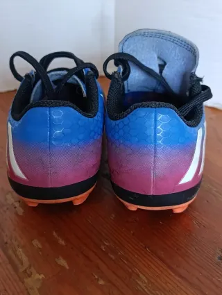 BOTAS DE FUTBOL / DE NIÑO / MARCA ADIDAS / TALLA: