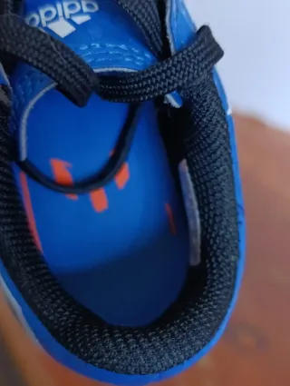 BOTAS DE FUTBOL / DE NIÑO / MARCA ADIDAS / TALLA: