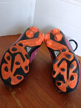 BOTAS DE FUTBOL / DE NIÑO / MARCA ADIDAS / TALLA:
