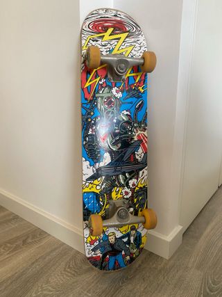Monopatín con diseño de cómic
