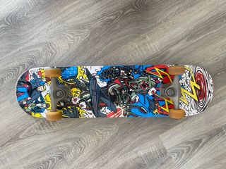 Monopatín con diseño de cómic