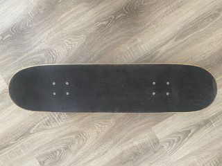 Monopatín con diseño de cómic