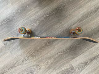 Monopatín con diseño de cómic